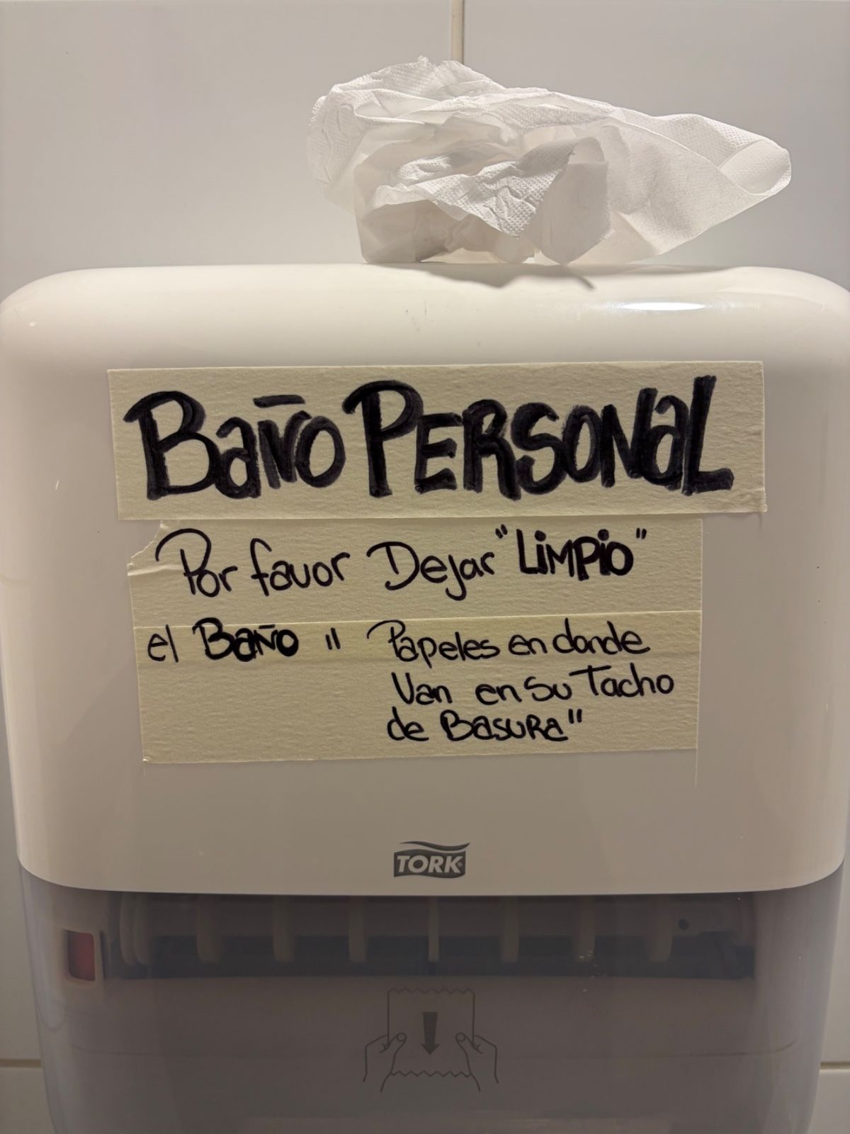 Limpio papeles en donde van en su tacho de basura.